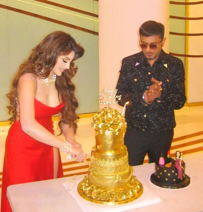 Honey Singh gifts Urvashi Rautela